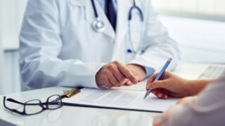 التأمين الصحي لتجديد الإقامة مادة 20