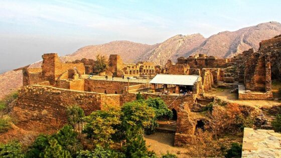 استكشاف التراث الثقافي لتاكسيلا وبيشاور